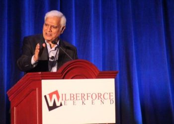 Nhà Biện Giáo Ravi Zacharias giảng trong suốt sự kiện Wilberforce Weekend 2017 ở tại Gaylord National Resort và Convention Center ở Oxon Hill, Maryland vào Tháng Năm ngày 19, 2017. | (Photo: The Christian Post/Samuel Smith)